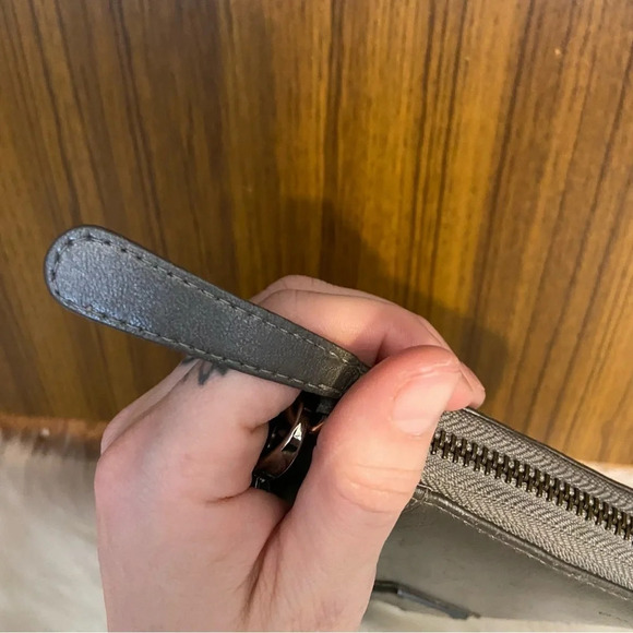 🛍️3/$30 Kenneth Cole women’s metallic wristlet wallet - Picture 8 of 13